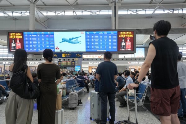 和业众 虹桥站同步直播阅兵，旅客驻足见证历史荣光